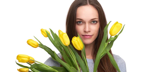 Modelo de beleza com maquiagem natural e tulipas amarelas — Fotografia de Stock