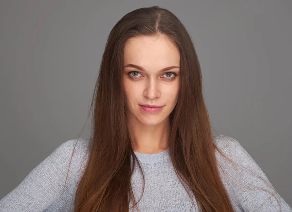 Mooie lachende vrouw met lang haar — Stockfoto