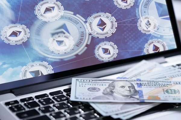 Ethereum symbool op laptop scherm met geld — Stockfoto