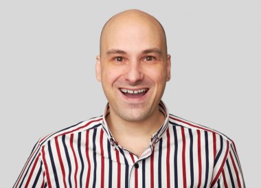 Mutlu bir şekilde izole neşeli kel adam gülümsüyor