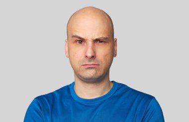 Dudaklar ve yükseltilmiş kaş belirsiz kel adam eğrileri