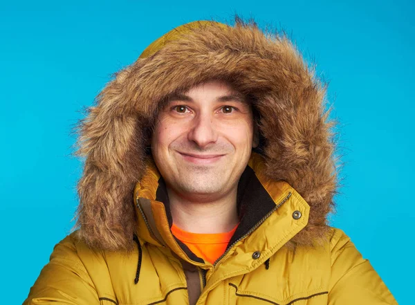 Sonriente hombre vistiendo abrigo de invierno amarillo . — Foto de Stock
