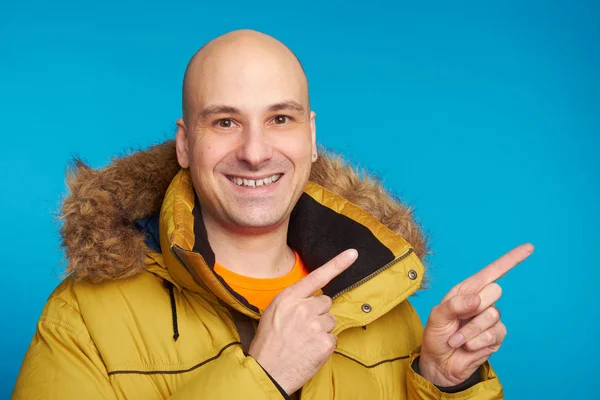 Hombre calvo en abrigo de invierno señalando los dedos —  Fotos de Stock