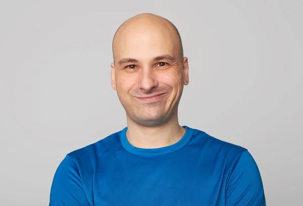 Careca cara sorrindo isolado no cinza — Fotografia de Stock