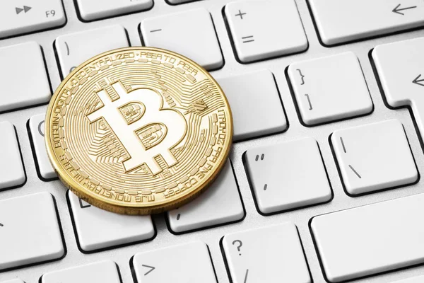 Gouden Bitcoin. Fysieke bits munt — Stockfoto