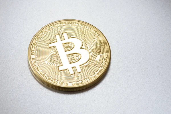 Goldener Bitcoin. physische Bitmünze — Stockfoto