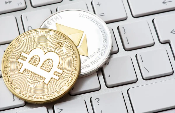 Криптовалютные монеты - Bitcoin, Ethereum — стоковое фото