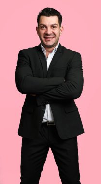 siyah elbiseli kendine güvenen adam