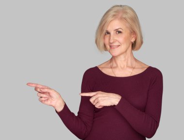 güzel sarışın yaşlı kadın parmakları işaret