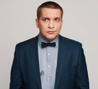 Şüphe ifade, şaşkın adam. izole