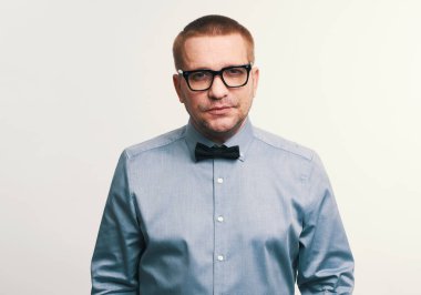 Yakışıklı adam gözlük ve papyon giyiyor