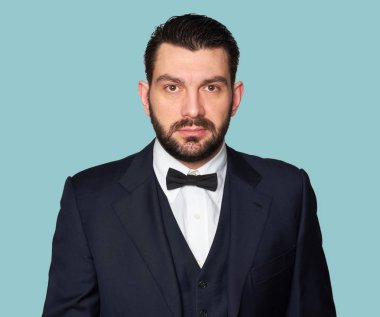 Sakallı yakışıklı adam kameraya bakan