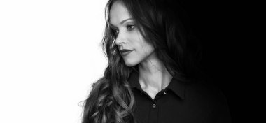 uzun kıvırcık saçlı güzel kadın