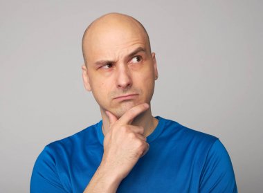 yukarıya bakıp düşünüyorum orta yaşlı kel adam.