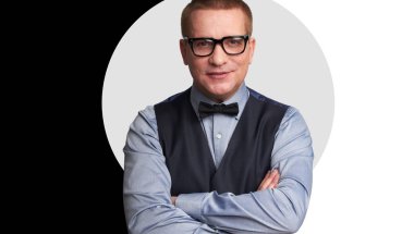 gözlük takıyor kendine güvenen yakışıklı adam