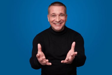 mutlu bir adam giyen siyah boğazlı kazak