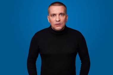 şaşırmış adam giyen siyah boğazlı kazak