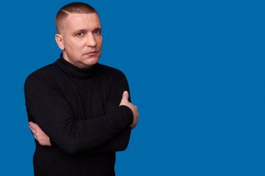 adam giyen siyah boğazlı kazak jumper