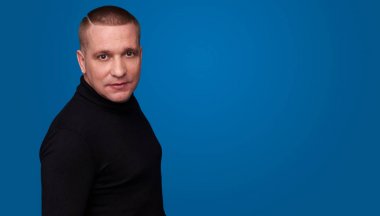 adam giyen siyah boğazlı kazak jumper