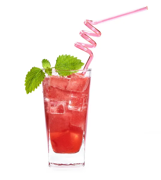 Bebida de melancia fria em um copo isolado — Fotografia de Stock