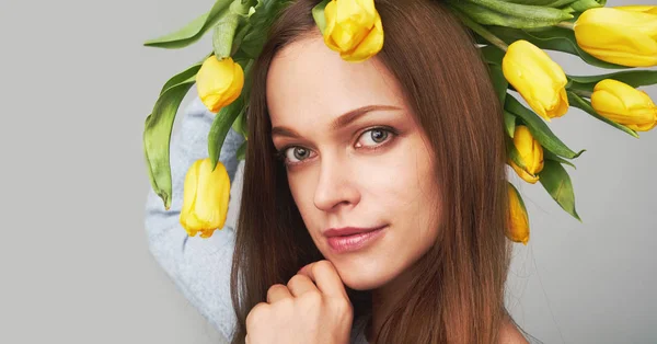 Schönes Mädchen mit Blumen — Stockfoto
