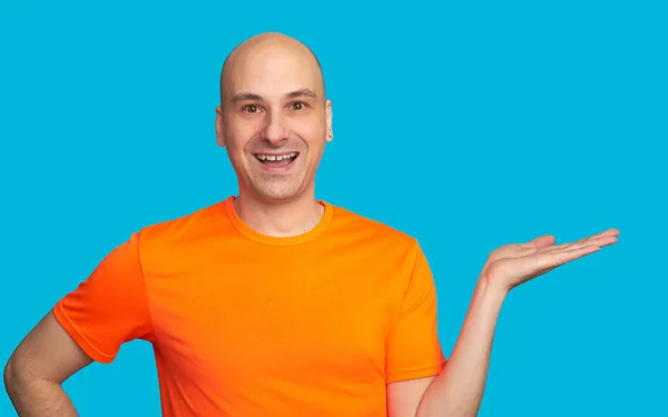 Happy bald man showing copyspace — Stock Photo, Image