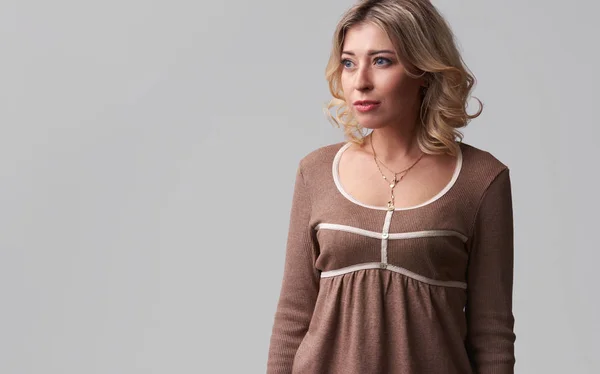 Mooie vrouw draagt beige jurk — Stockfoto