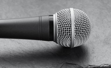 Taş bir arka planda mikrofon