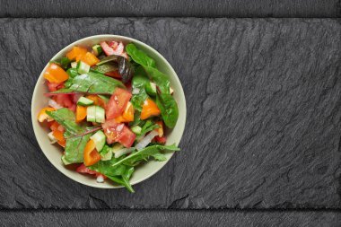 Tabaktaki sebze salatası. Üst görünüm