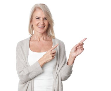 Yaşlı sarışın kadın işaret ediyor. İzole edilmiş