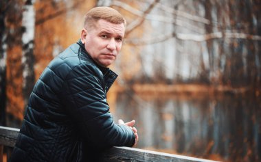 40 yaşında bir adam sonbahar parkında