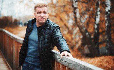 40 yaşında bir adam sonbahar parkında