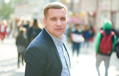 Sokaktaki orta yaşlı adam. Şehir portresi