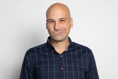 İzole edilmiş kel bir adamın stüdyo portresi.
