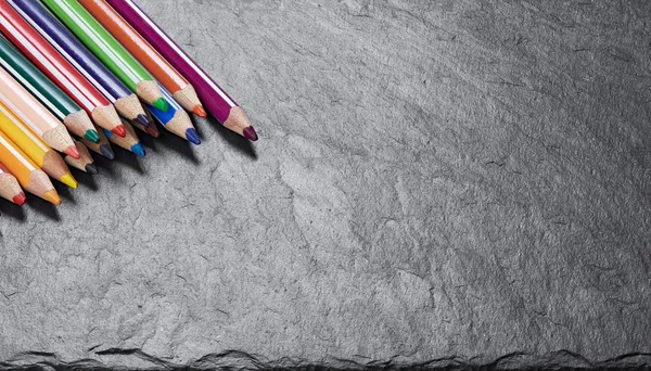 Crayons de couleur sur fond de pierre avec espace de copie — Photo