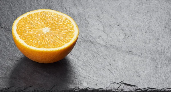 Fruta naranja en una mesa de piedra — Foto de Stock