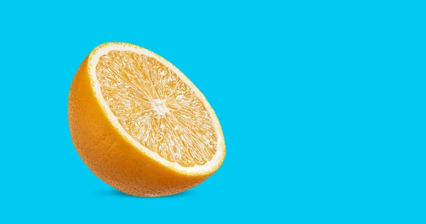 Fruta naranja fresca aislada sobre fondo azul — Foto de Stock