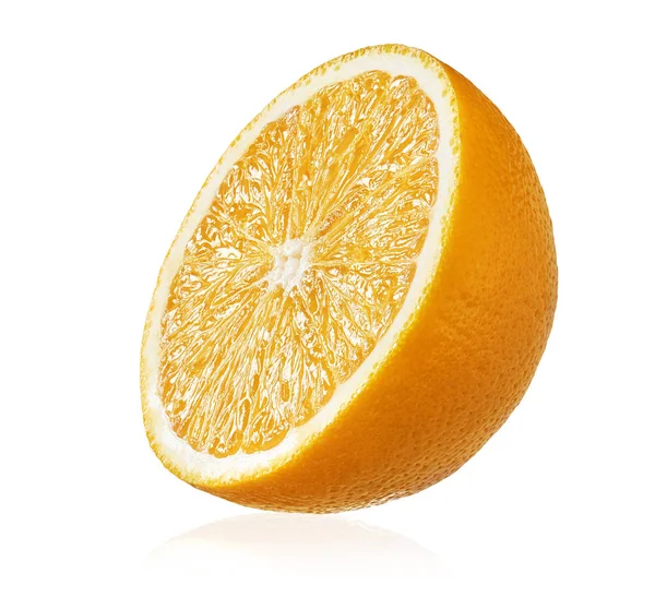 Rebanada de naranja fresca aislada sobre fondo blanco — Foto de Stock