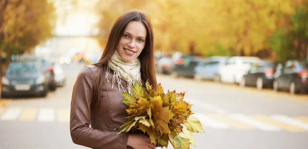 Glückliche Frau in der Herbststraße — Stockfoto