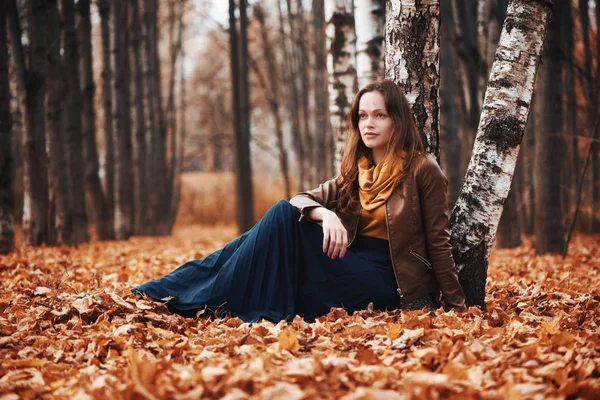 Hübsche Frau im Herbstpark — Stockfoto