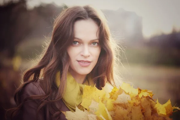 Outdoors portrait of a pretty woman in the autumn park — Stock Photo, Image