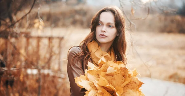 Ładna kobieta w parku jesień — Zdjęcie stockowe