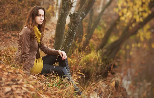 Ao ar livre retrato de uma mulher bonita no parque de outono — Fotografia de Stock