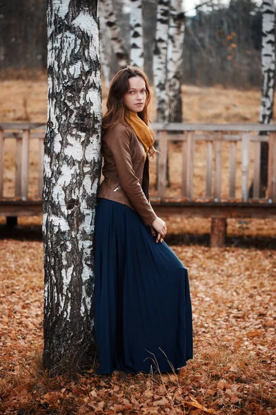 Bella ragazza nel parco autunnale — Foto Stock