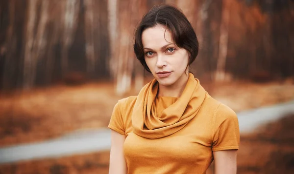 Красива жінка в жовтому светрі в осінньому парку — стокове фото