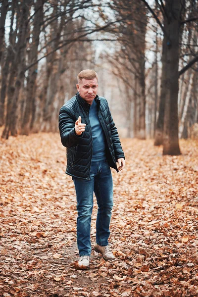 Homem casual no parque de outono — Fotografia de Stock