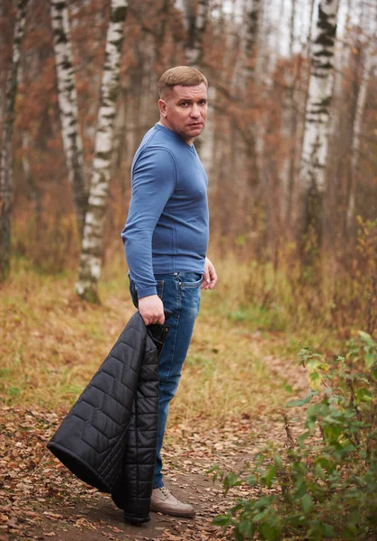 Man van middelbare leeftijd in het herfstpark — Stockfoto