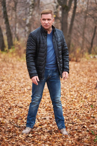 Hombre de mediana edad en el parque de otoño —  Fotos de Stock