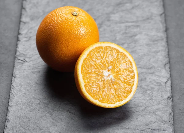 Πορτοκαλί φρούτα σε ένα πέτρινο γραφείο — Φωτογραφία Αρχείου
