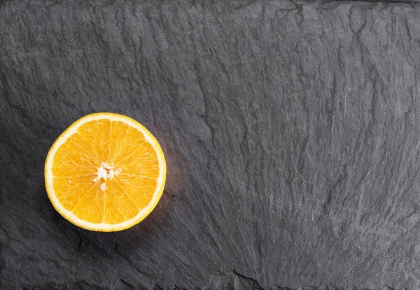 Fruta naranja en un escritorio de piedra — Foto de Stock